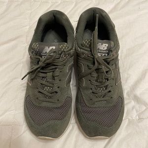 New Balance 574. Womens size 6. VGUC. Rose gold features